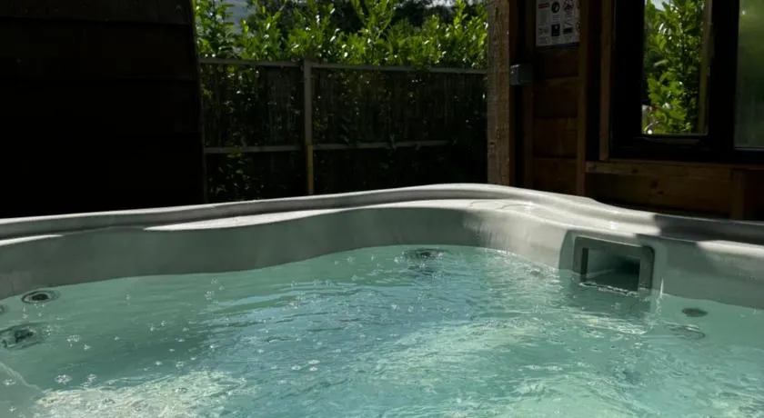 luxury pod with hot tub - Image 1
