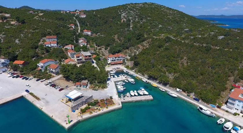 Apartment and rooms Roko - Image 1