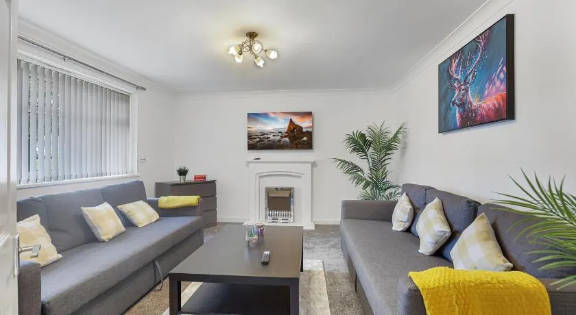 Spacious 4 Bedroom House with Parking - Image 1