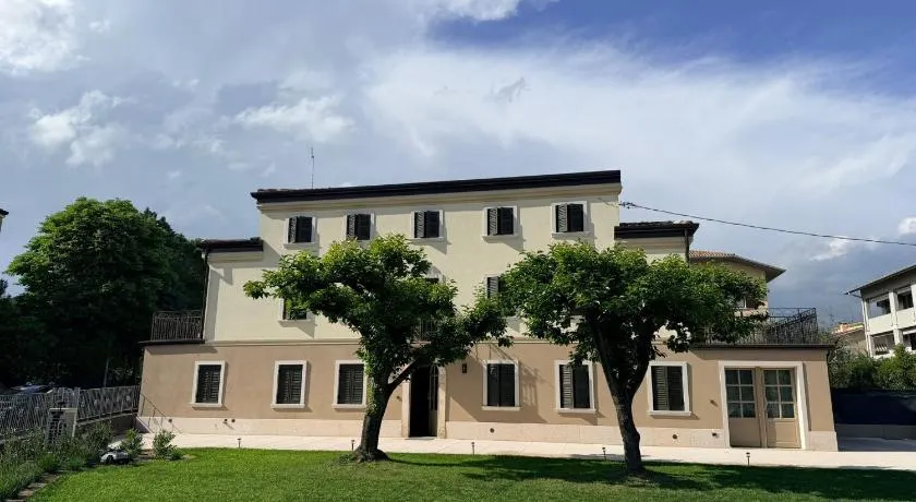 VILLA SUNFLOW Luxury Suites - Image 1