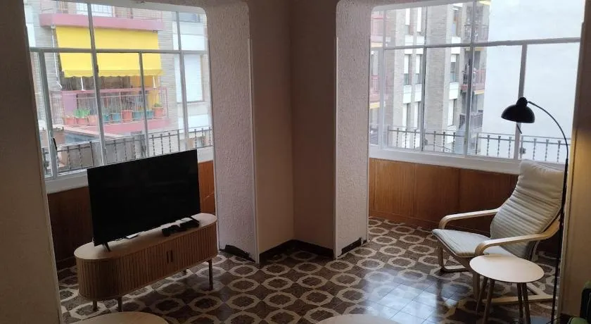 Amplio piso en casa histórica en primera planta - Image 1