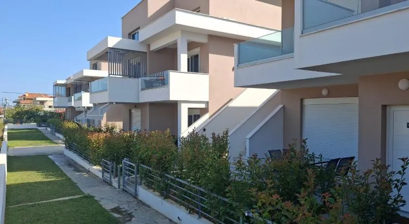 Paralia Ofriniou Iro Residence apartment with Starlink, Courtyard, Naturally Shaded Terrace and 100 m from Beach and Top Taverns - Image 1
