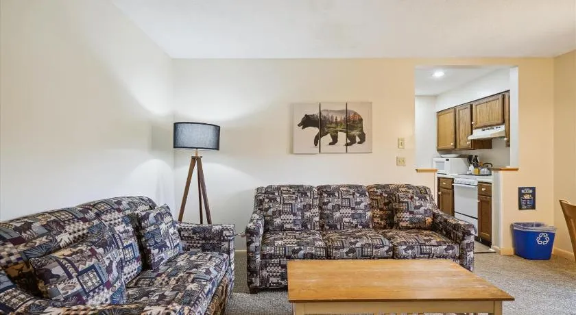 Cedarbrook Two Queen Bed Standard Hotel Room with outdoor heated pool 102 - Image 1