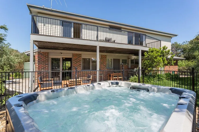 Ocean Breeze Retreat: relaxing hot spa - Image 1