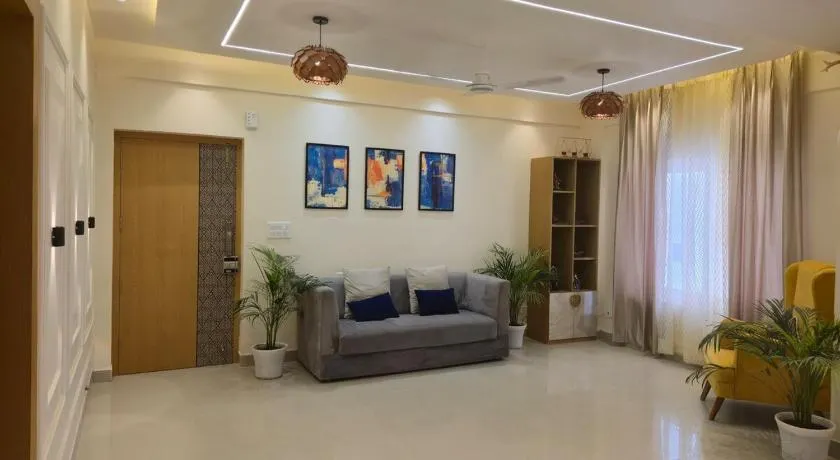 Spacious Lakeview Apartment with Balcony - Image 1