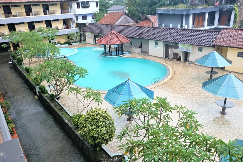 Uni Beach Hotel - Image 1