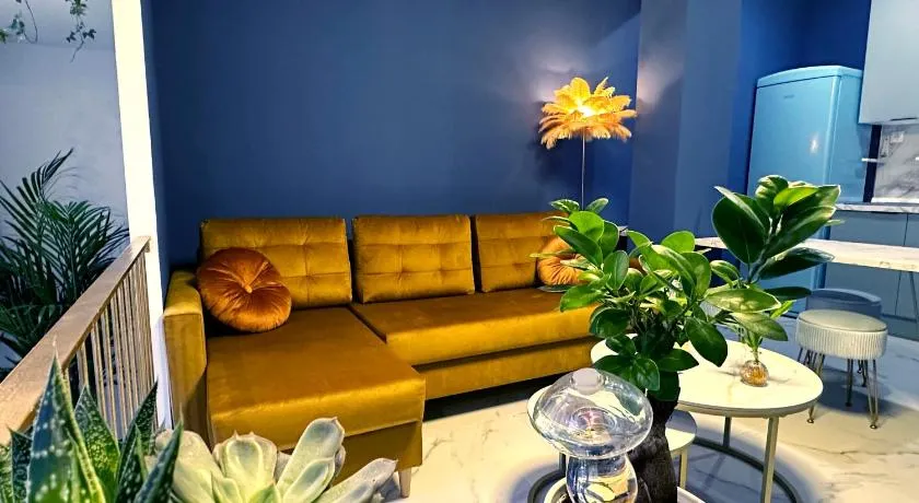Chinatown Luxury Apartment - Image 1