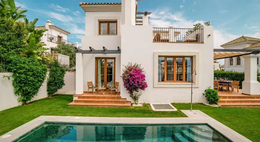 Villa con piscina climatizada y vistas al Golf - Image 1