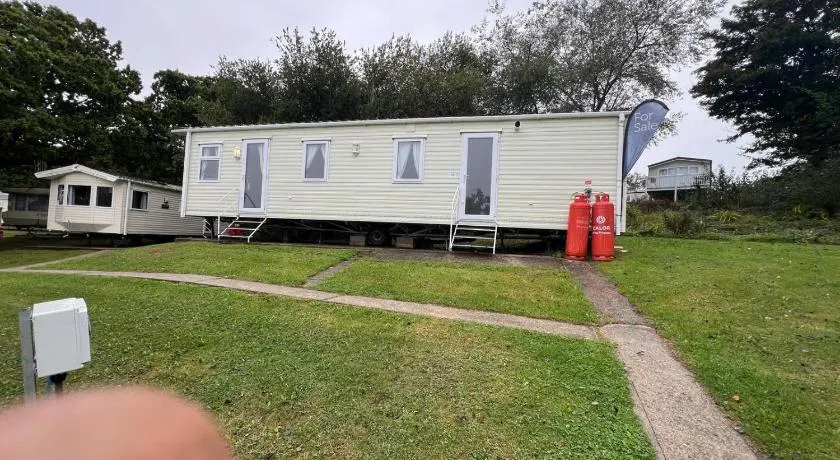 48 Rosewood Isle of Wight - Image 1