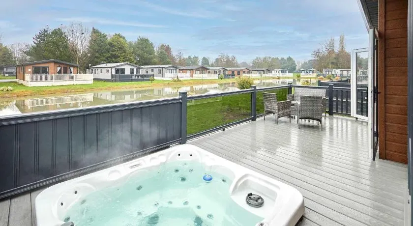 Huckleberry Lodge with Hot Tub - Image 1