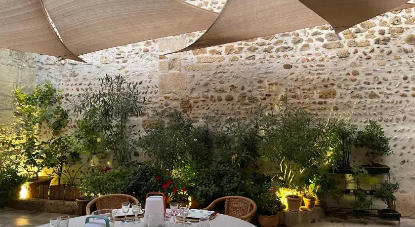 Suite de charme avec patio dans village - Image 1