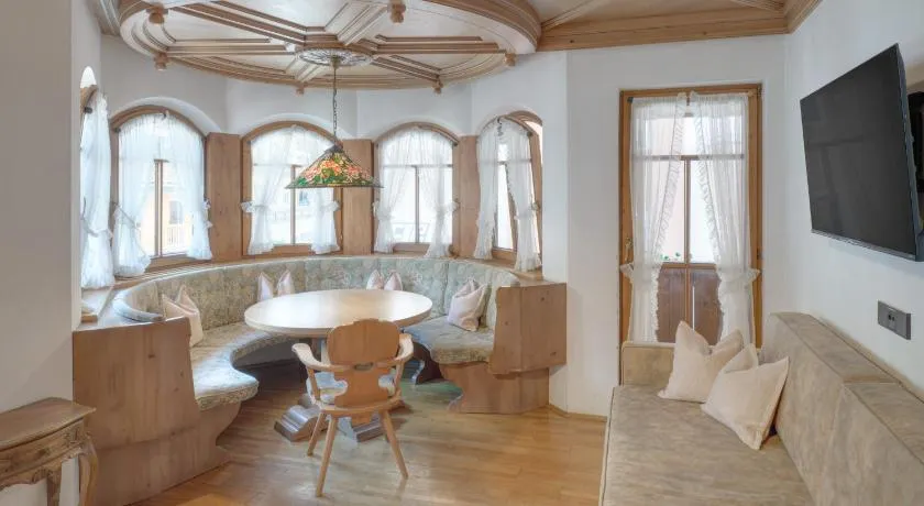 Center Rooms & Apartments - Image 1