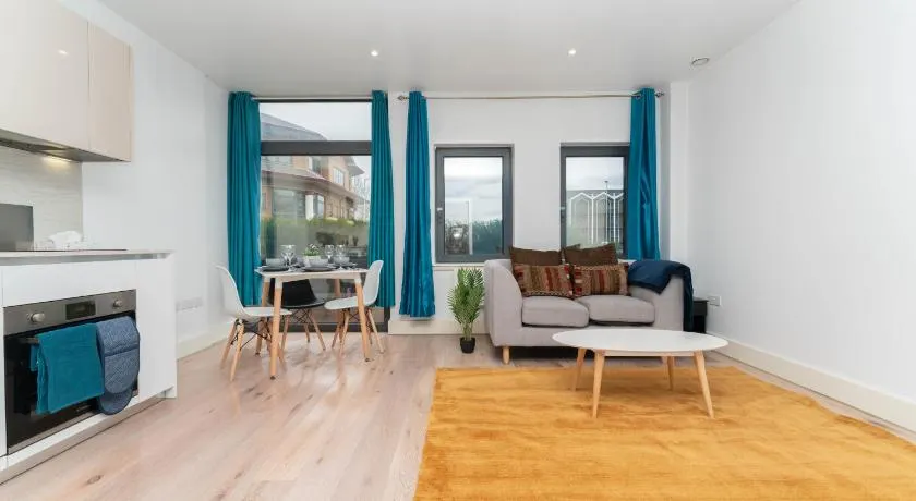 One bed flat with additional double mattress suitable for 4 - Image 1