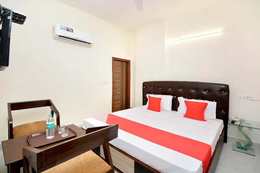 OYO 22993 Hotel Ozas Grand - Image 1