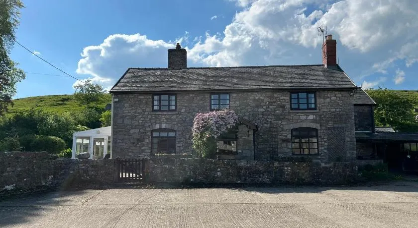 Cynynion Uchaf Farmhouse - 18th Century, Welsh Borders, Breathtaking Views - Image 1