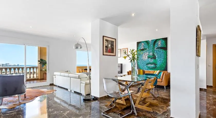 Apartment with sea views - Image 1