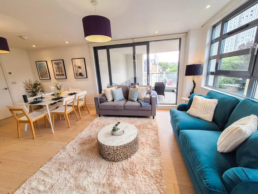 Exclusive 3BR flat with balcony in Regent's Park, - Image 1