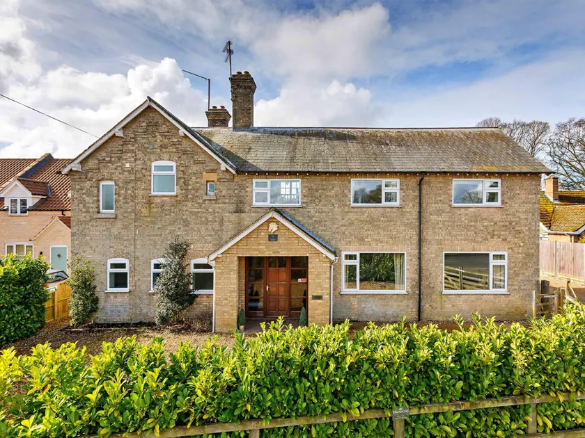 Cottage in Crimplesham with Games Room  Garden - Image 1