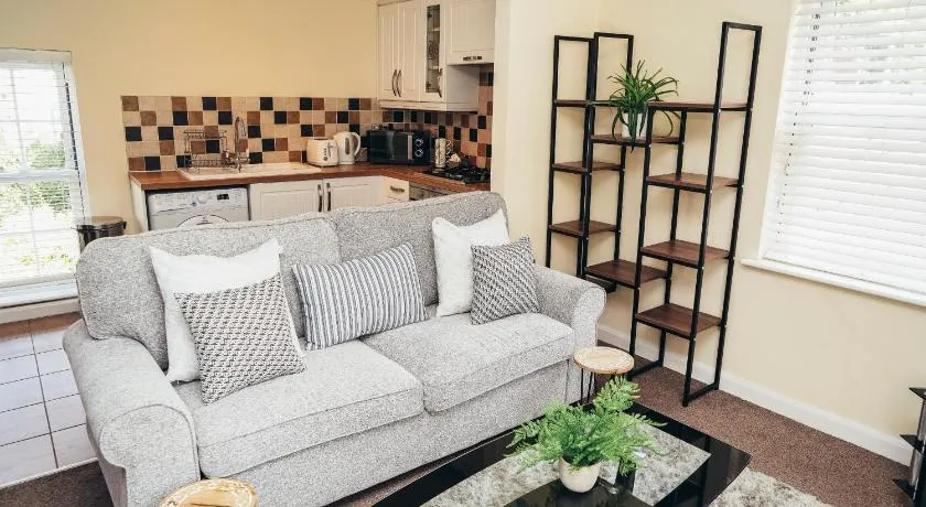 Large Apartments next to East Midlands Airport with Free Gated Parking! - Image 1