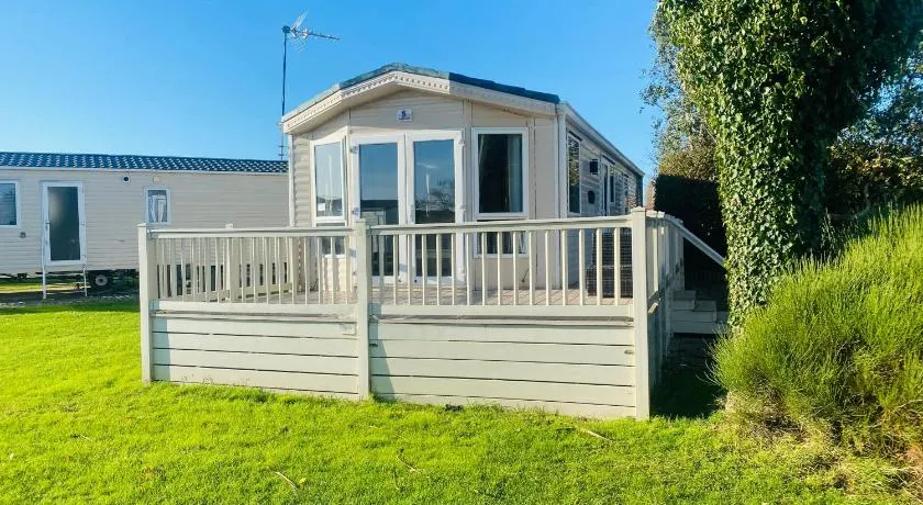 Stylish Inviting 2 Bedroom Caravan with Sea View - Image 1