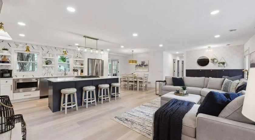 Luxury 1800sq.ft Home - Sleeps 8 - Image 1