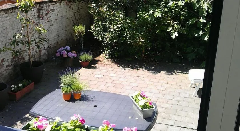 charming house with 3 bedrooms & terrace 10 minutes from city centre - Image 1