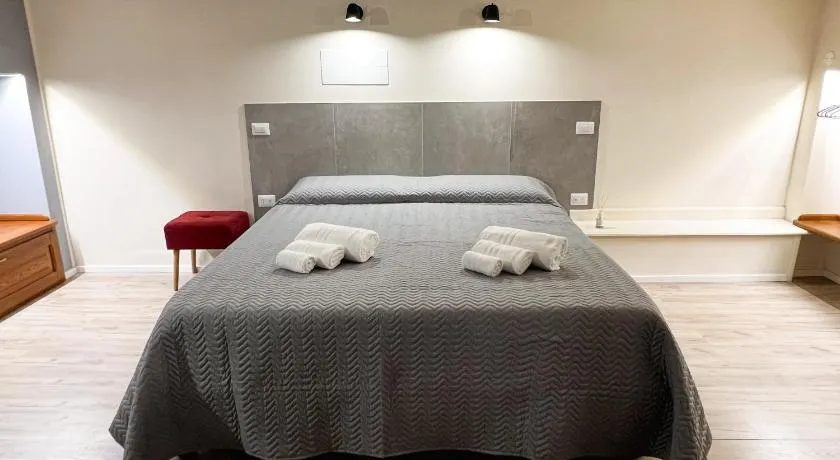 Al 115 Rooms - Image 1