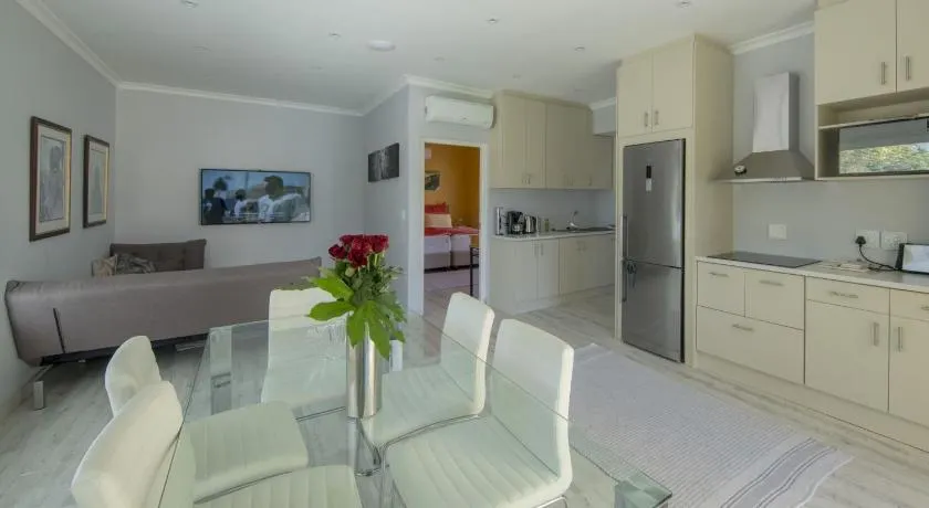 Junior-Suite Merlot, 4-STAR, Voll-Küche, Fast-WiFi, 55\" Smart-TV, Solar-Pool - Image 1