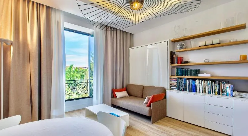 GRAND HÔTEL Golden Square 3 min to Beach Green Corridor View AC - Image 1