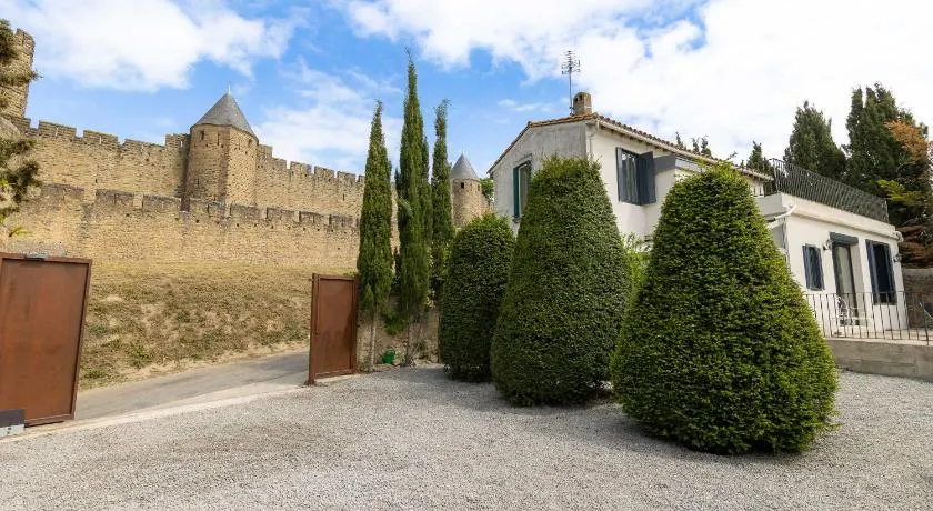 Sous les remparts la maison Pimprenelle - Image 1