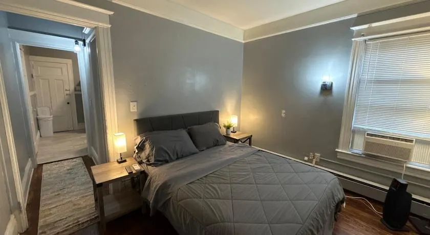 Lovely Studio Apartment Near Cobbs Hill - Image 1