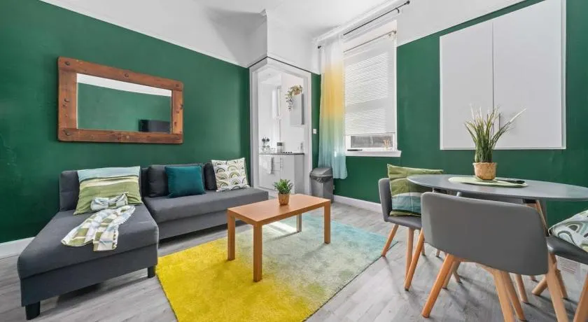 Central Kirkintilloch 2 Bed App - Image 1