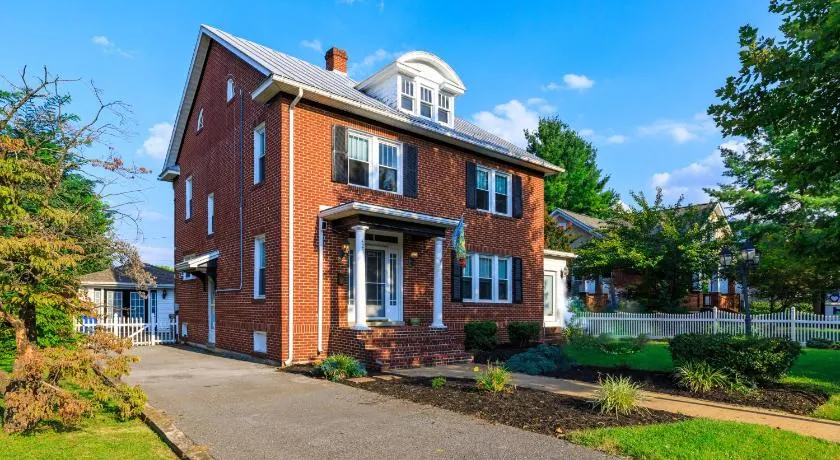 Big Bright Family Home In Town - Image 1