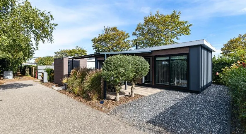 Welcome in - Beachhouse Renesse 2645 aan de duinen - Camping Julianahoeve - Image 1