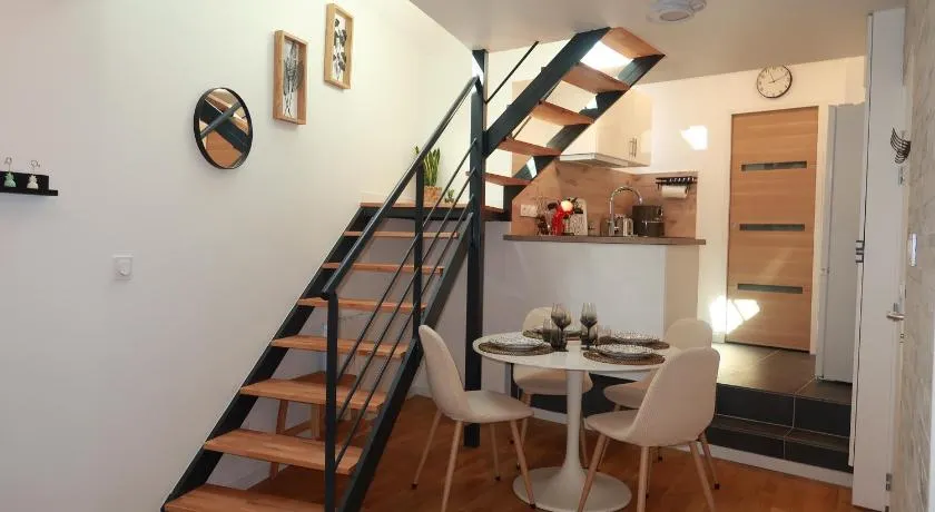 Duplex cosy à 7 minutes à pied du RER Nanterre ville - Image 1