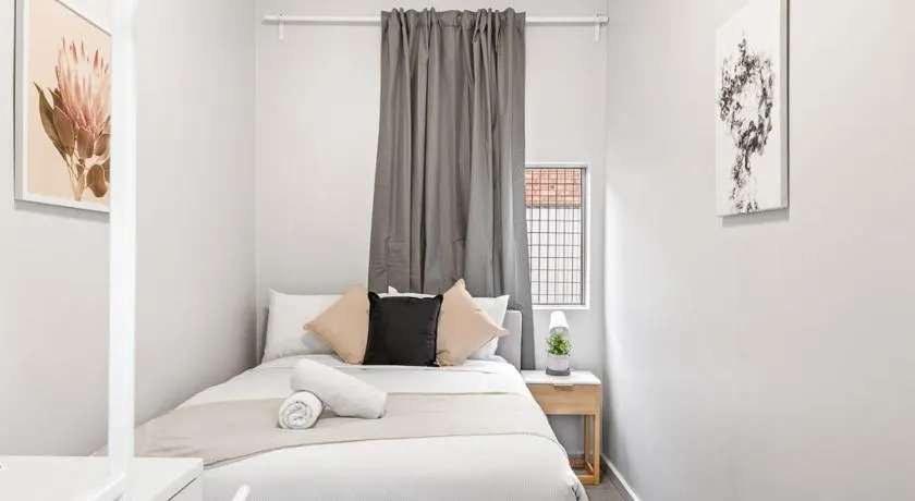 Signature Double Room in Auburn - Shared Bathroom - Image 1