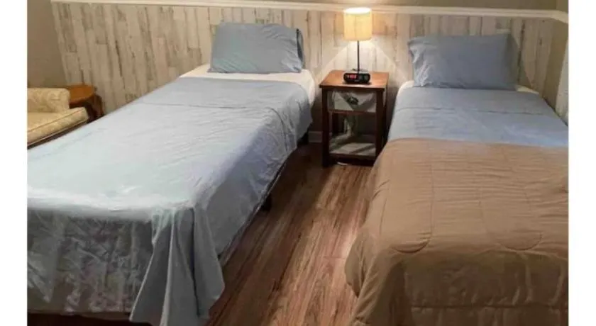 Welcoming Overnight Bedroom - Image 1
