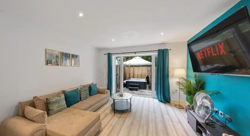Luxury 4BR Home with Hot Tub, Sleep 8, Free Parking, Garden - Image 1