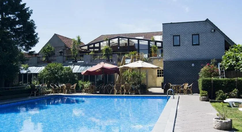 Hotel Pacific - Image 1