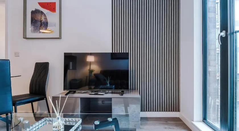 Modern Central Preston Apt King Bed & Smart TV - Image 1