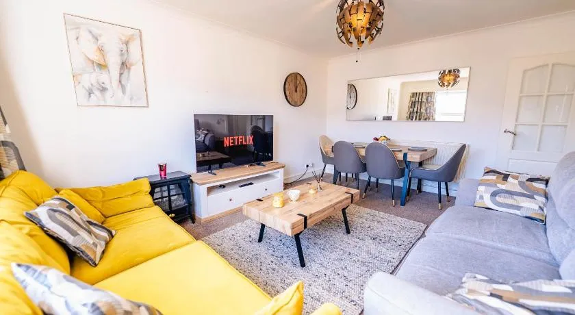 Spacious 2BR 1Bath with Free Street Parking & Close to Roath Park Landmark - Image 1