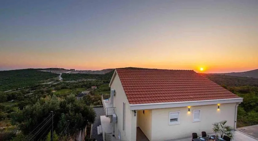 Sunset house - Image 1