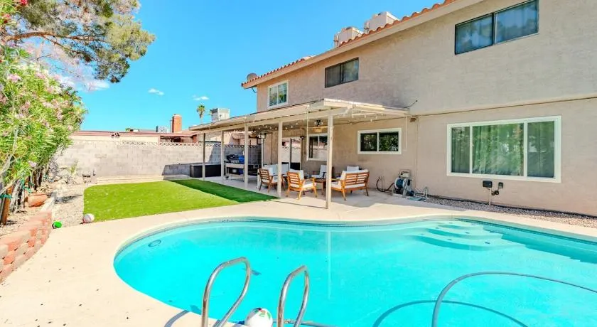 Spacious Lux Estate l 8 mins to Strip - Image 1