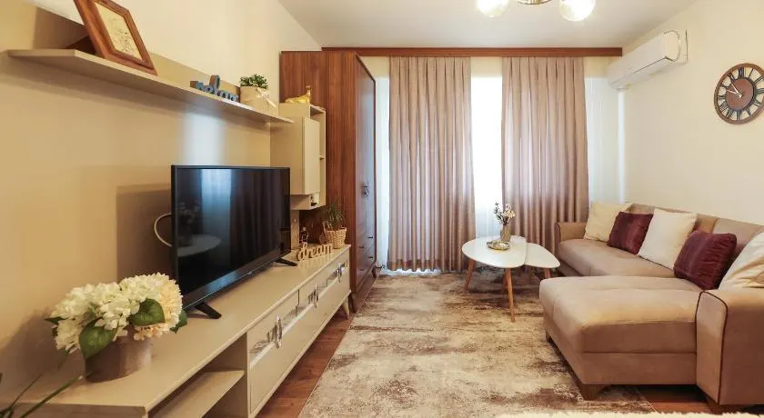 Central Apartment near the Park - Image 1