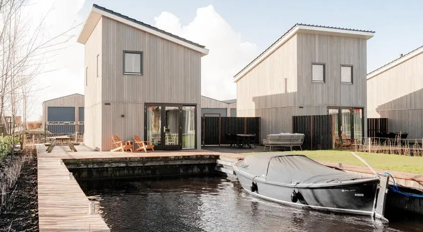 Waterlodge in Heeg - Relax, sail and enjoy! - Image 1