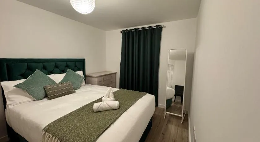 Town centre 1 Cozy king size bed ensuit shower - Image 1