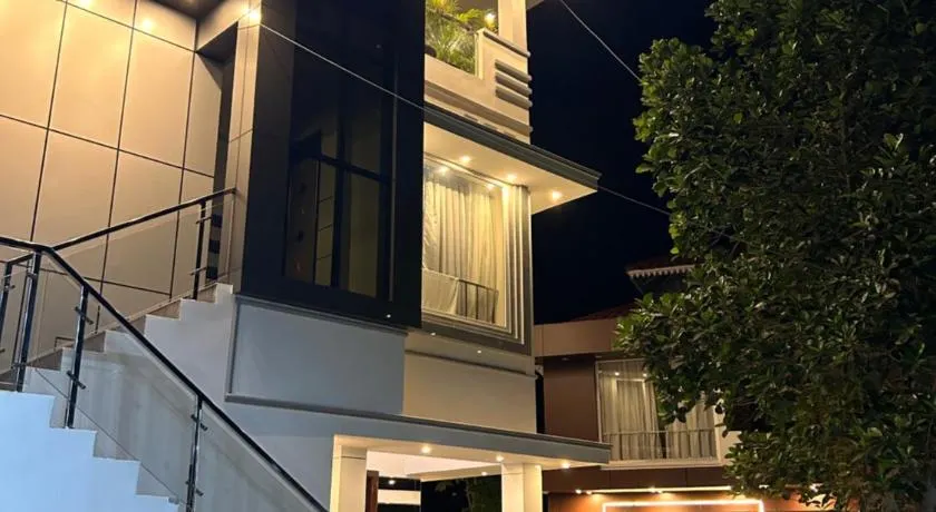 Sapphire Stayss - Image 1