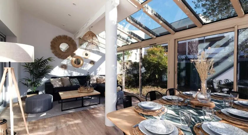 Guilhermy - Maison contemporaine avec jardin - Image 1