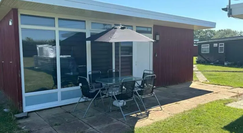 Granada, 2 bedroom chalet with onsite pool and bar - Image 1