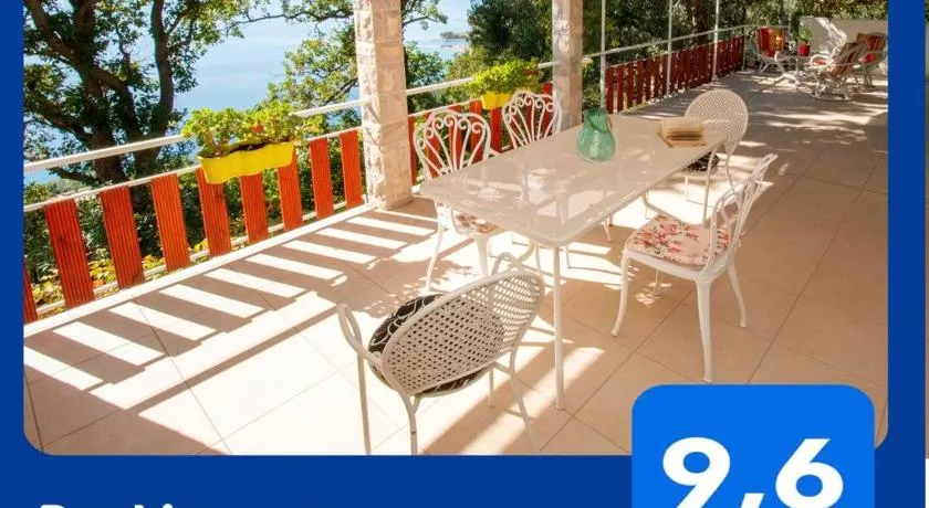 IDIS Holiday Home - Image 1